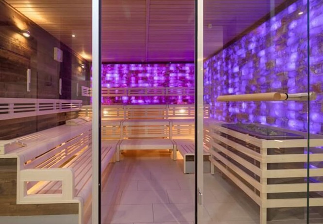 Imagen de la piscina del Hôtel Mont-Blanc. Foto 10