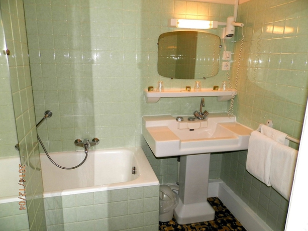 Imagen de la habitación del H&ocirc;tel Saint-pierre, Villedieu les Poeles. Foto 6