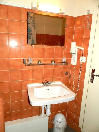 Imagen de la habitación del H&ocirc;tel Saint-pierre, Villedieu les Poeles. Foto 8