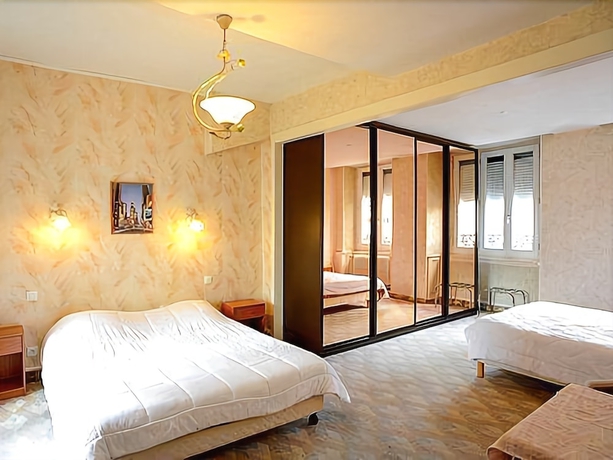 Imagen de la habitación del H&ocirc;tel Saint-pierre, Villedieu les Poeles. Foto 9