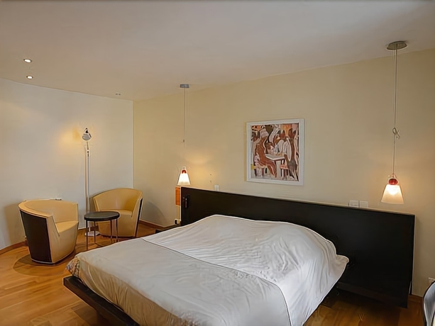 Imagen de la habitación del H&ocirc;tel Saint-pierre, Villedieu les Poeles. Foto 11