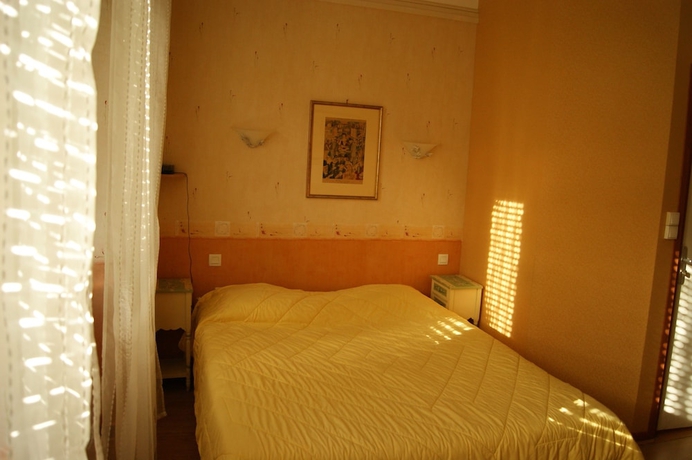 Imagen de la habitación del H&ocirc;tel Saint-pierre, Villedieu les Poeles. Foto 15