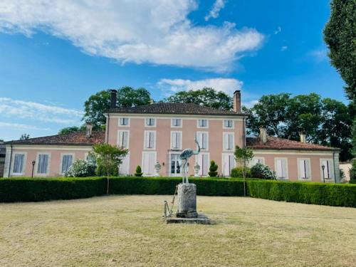 Imagen de la habitación del H&ocirc;tel & Events du Ch&acirc;teau Lacaze. Foto 19