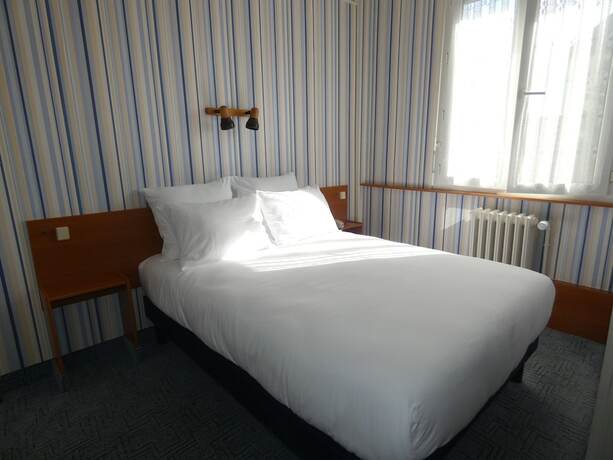 Imagen de la habitación del H&ocirc;tel de France, Pont-l'Eveque. Foto 15