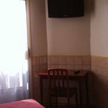 Imagen de la habitación del Hôtel de la Comète. Foto 8