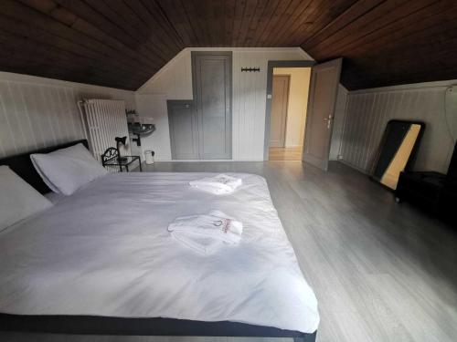 Imagen de la habitación del H&ocirc;tel du Cr&ecirc;t de l\'Anneau. Foto 14