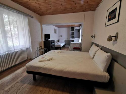 Imagen de la habitación del H&ocirc;tel du Cr&ecirc;t de l\'Anneau. Foto 15