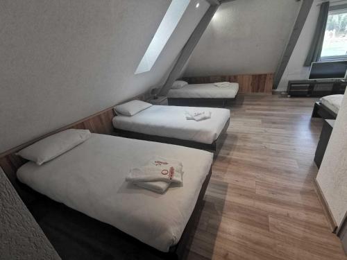 Imagen de la habitación del H&ocirc;tel du Cr&ecirc;t de l\'Anneau. Foto 16