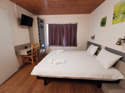 Imagen de la habitación del H&ocirc;tel du Cr&ecirc;t de l\'Anneau. Foto 17
