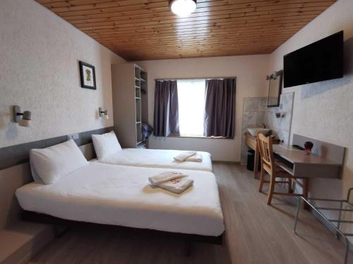 Imagen de la habitación del H&ocirc;tel du Cr&ecirc;t de l\'Anneau. Foto 18