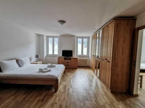 Imagen de la habitación del H&ocirc;tel du Cr&ecirc;t de l\'Anneau. Foto 19
