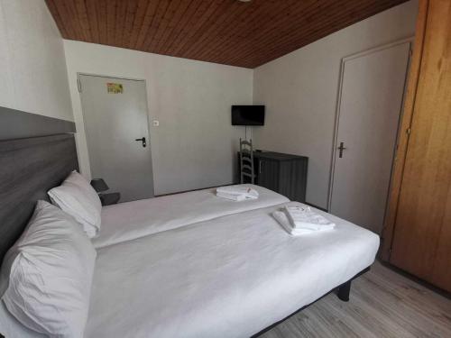 Imagen de la habitación del H&ocirc;tel du Cr&ecirc;t de l\'Anneau. Foto 20