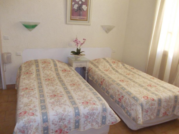 Imagen de la habitación del H&ocirc;tel l\'Oursin. Foto 9