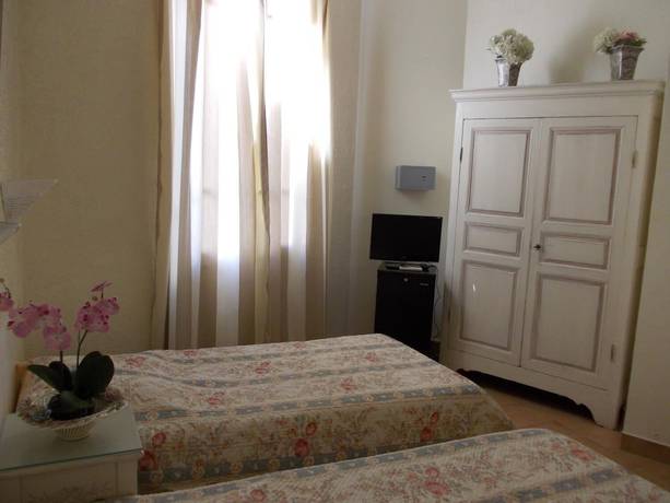 Imagen de la habitación del H&ocirc;tel l\'Oursin. Foto 11