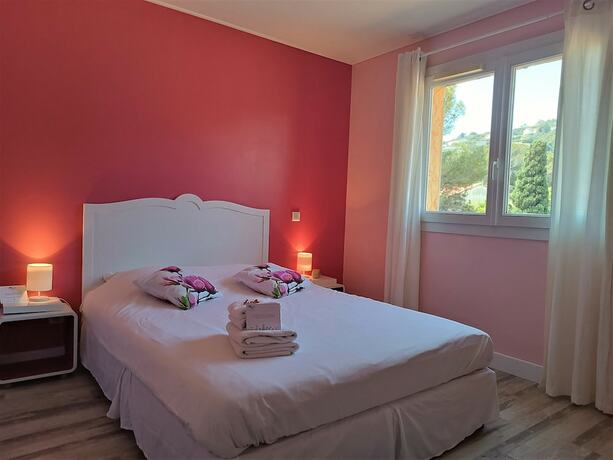 Imagen de la habitación del H&ocirc;tel les calanques, ROQUEBRUNE SUR ARGENS. Foto 14