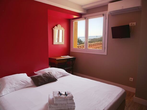 Imagen de la habitación del H&ocirc;tel les calanques, ROQUEBRUNE SUR ARGENS. Foto 15