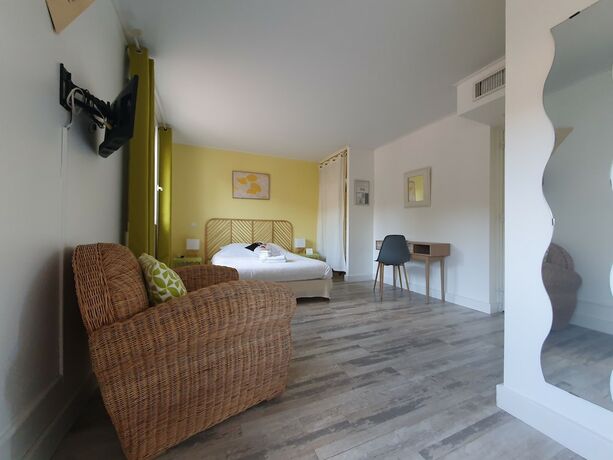 Imagen de la habitación del H&ocirc;tel les calanques, ROQUEBRUNE SUR ARGENS. Foto 16