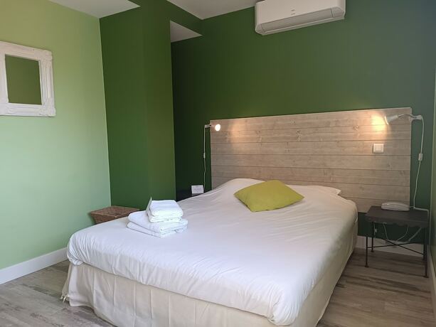 Imagen de la habitación del H&ocirc;tel les calanques, ROQUEBRUNE SUR ARGENS. Foto 18
