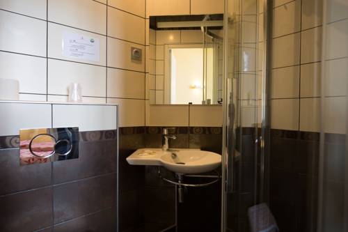 Imagen de la habitación del H&ocirc;tellerie Saint Yves. Foto 3