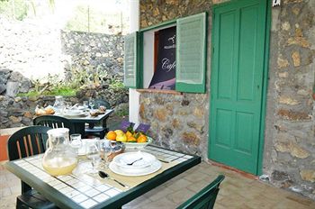 Imagen de los exteriores del Holiday Eolie Village. Foto 10
