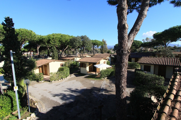 Imagen de los exteriores del Holiday Village. Foto 6