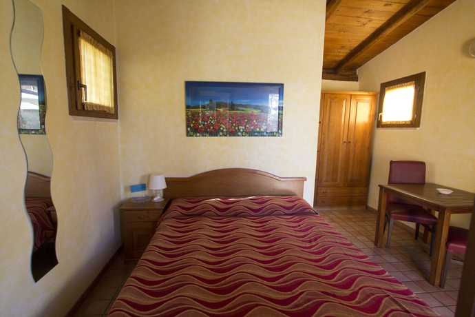 Imagen de la habitación del Holiday Village. Foto 3