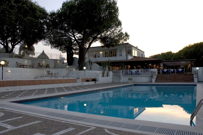 Imagen de la piscina del Holiday Village. Foto 13