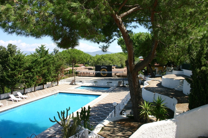 Imagen de la piscina del Holiday Village. Foto 15