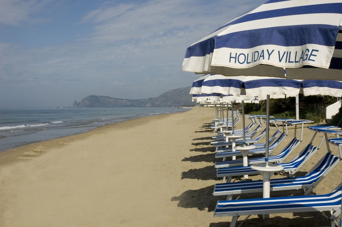 Imagen de los exteriores del Holiday Village. Foto 8