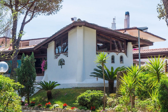 Imagen de los exteriores del Holiday Village. Foto 10