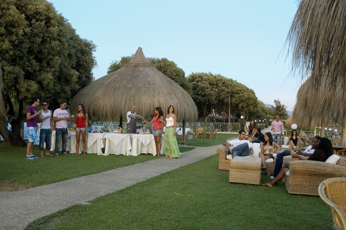 Imagen de los exteriores del Holiday Village. Foto 12