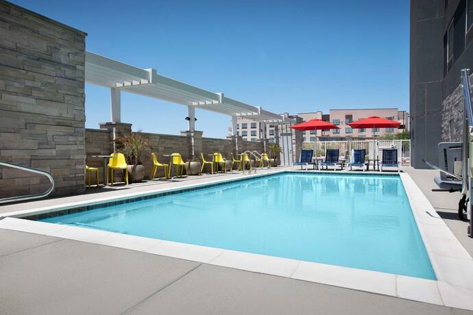 Imagen de la piscina del Home2 Suites By Hilton Phoenix North Happy Valley. Foto 35