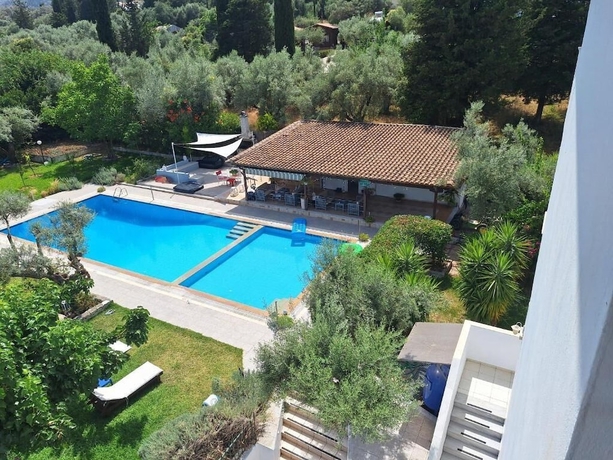 Imagen de la piscina del Horizon studio apartments. Foto 9