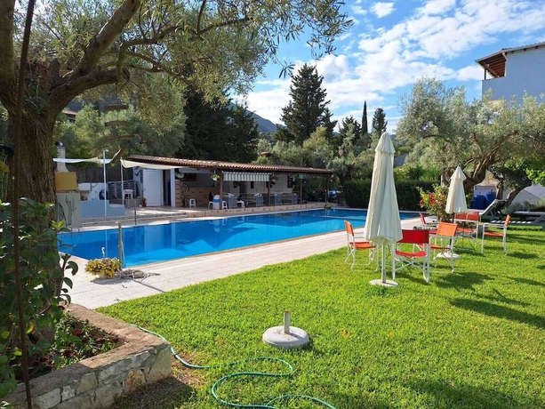 Imagen de la piscina del Horizon studio apartments. Foto 10