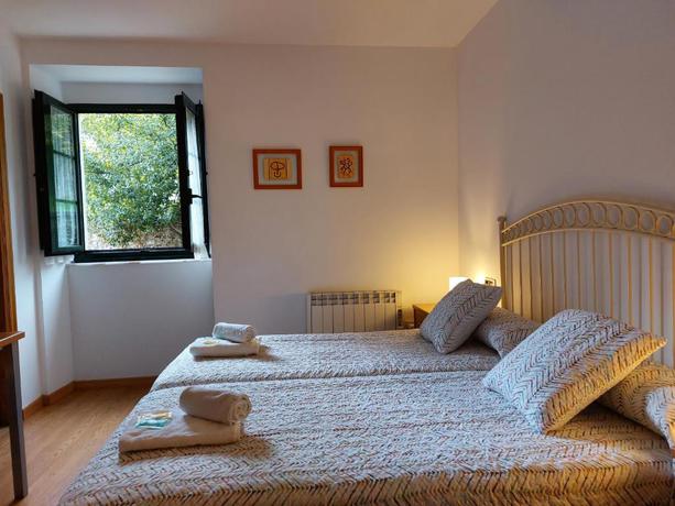 Imagen de la habitación del Hospeder&iacute;a Externa del Monasterio. Foto 4