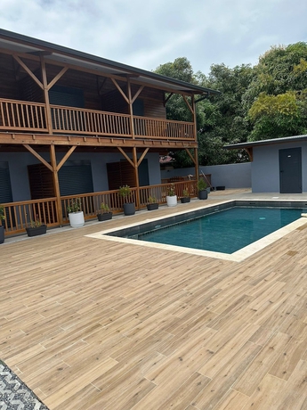 Imagen de la piscina del Hostel Toucan R&eacute;s Francis avec Piscine. Foto 16