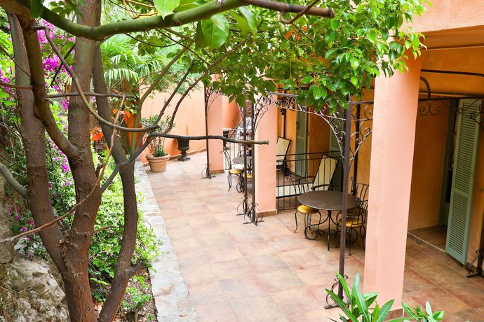 Imagen de los exteriores del Hostellerie du Cigalou, Bormes-les-Mimosas. Foto 8