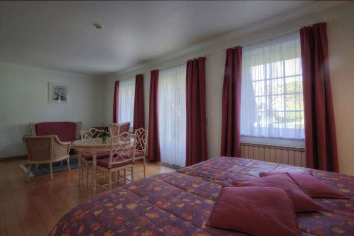 Imagen de la habitación del Hostellerie le Prieur&eacute; de Conques. Foto 2