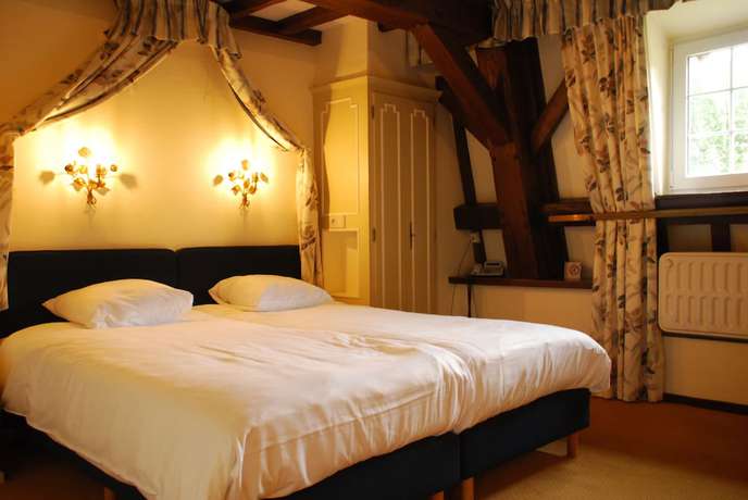 Imagen de la habitación del Hostellerie le Prieur&eacute; de Conques. Foto 12