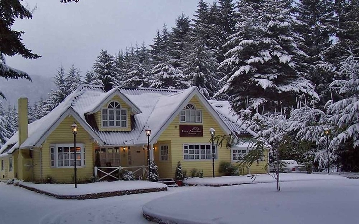 Imagen de los exteriores del Hoster&iacute;a Las Acacias. Foto 6