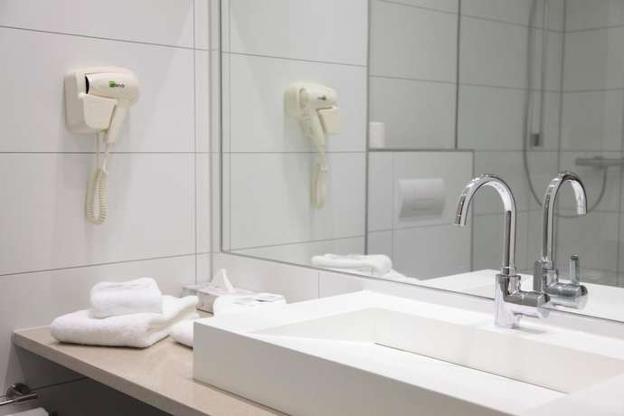 Imagen de la habitación del Hotel Alea City. Foto 18