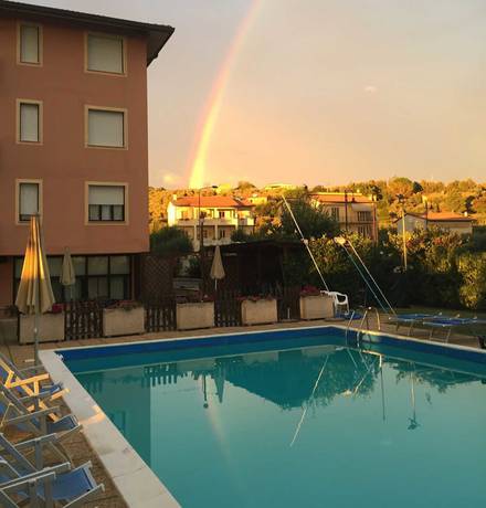 Imagen de la piscina del Hotel Ali Sul Lago. Foto 15