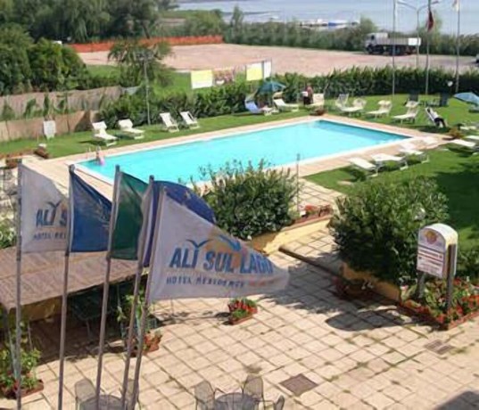 Imagen de la piscina del Hotel Ali Sul Lago. Foto 19