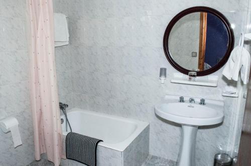 Imagen de la habitación del Hotel Alto de las Estazadas. Foto 17