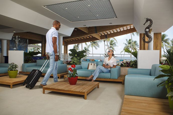 Imagen de los interiores del Hotel Arawak Beach Resort. Foto 16