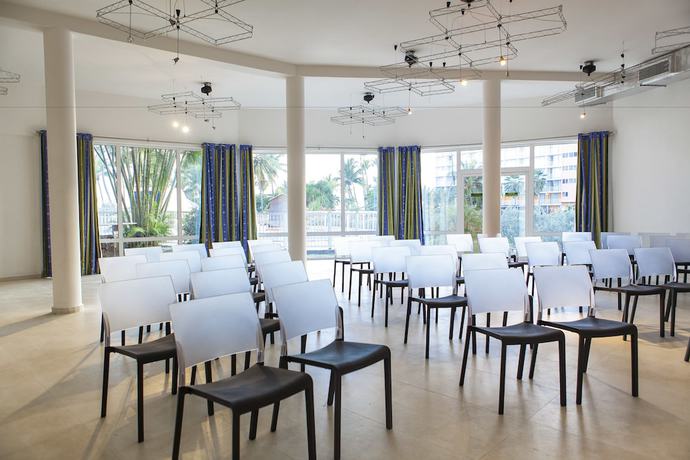 Imagen de los interiores del Hotel Arawak Beach Resort. Foto 18