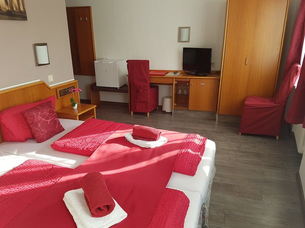 Imagen de la habitación del Hotel Ari. Foto 11