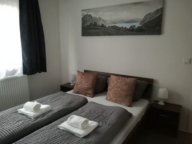 Imagen de la habitación del Hotel Ari. Foto 16