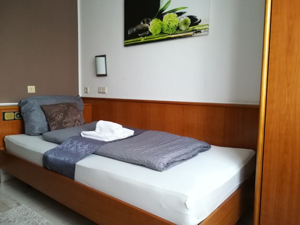 Imagen de la habitación del Hotel Ari. Foto 17