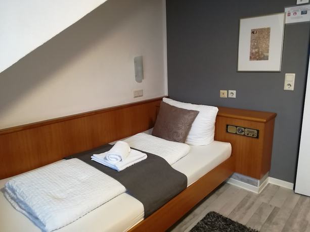 Imagen de la habitación del Hotel Ari. Foto 19